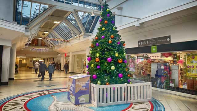 Swan Walk Christmas Tree